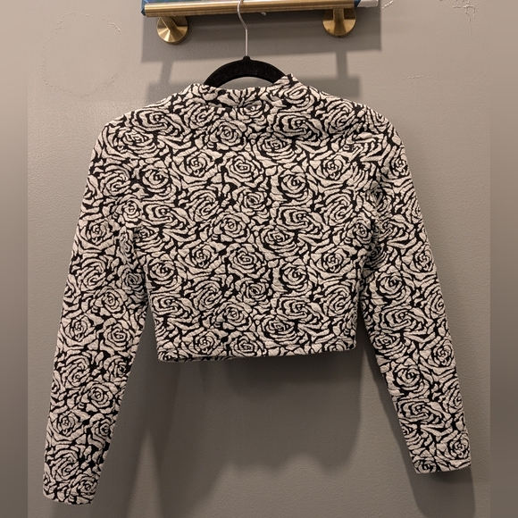 H&M Divided Size S Black & White Cropped Mock Turtleneck Top - Picture 2 of 6